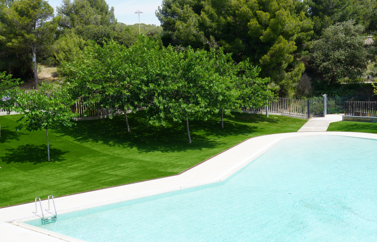 La piscina, amb la nova gespa artificial