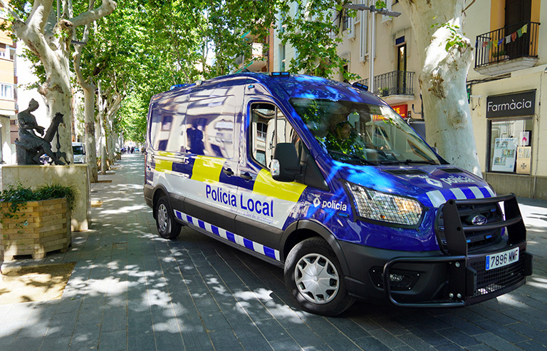 La furgoneta policial, a la rambla de Rafael Casanova