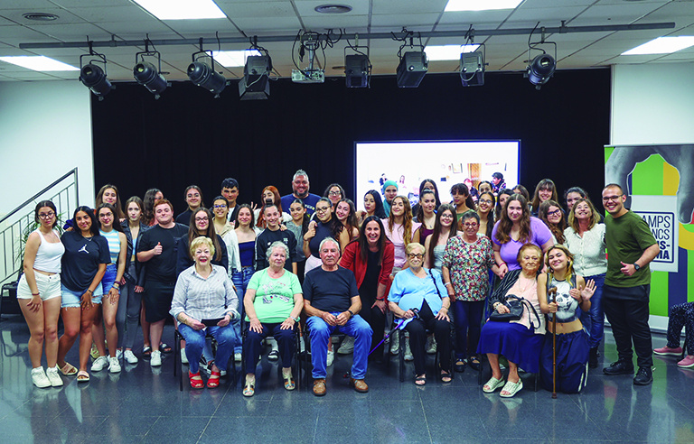 Foto de grup amb alumnes de l'institut i gent gran del barri