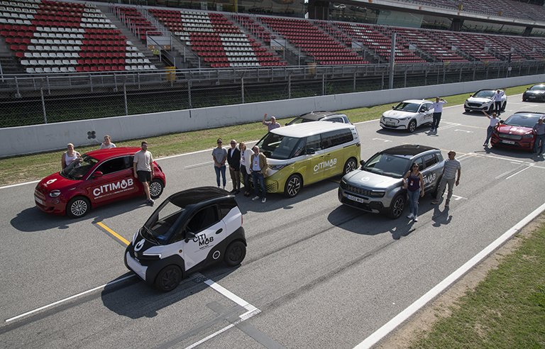 Cotxes amb la marca Citimob, a la graella de sortida del circuit de Montmeló