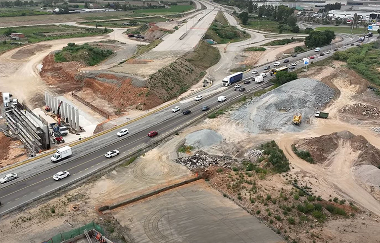 Les obres de la futura autovia, al costat de la carretera C-245