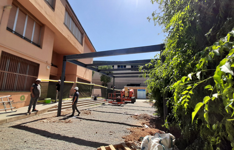 Col·locació d'una pèrgola per donar ombra al pati de l'Escola Parellada