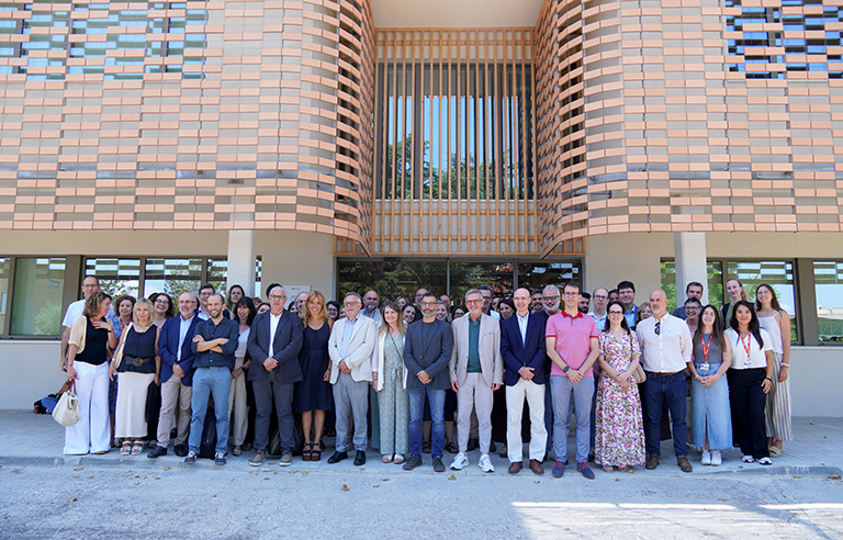 Foto de grup a l'exterior del centre després de l'acte d'inauguració