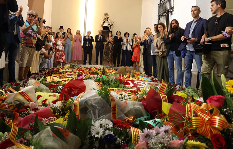 Coixins de flors a l'ofrena davant la tomba de Rafael Casanova