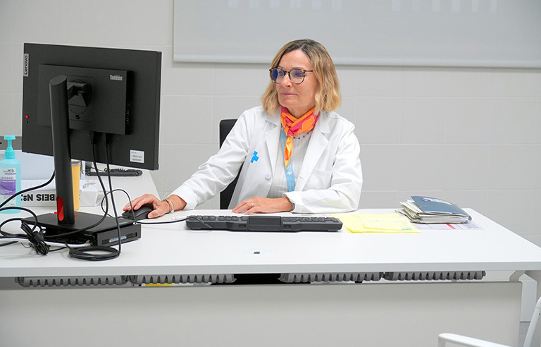 Una doctora del CAP a una de les noves consultes