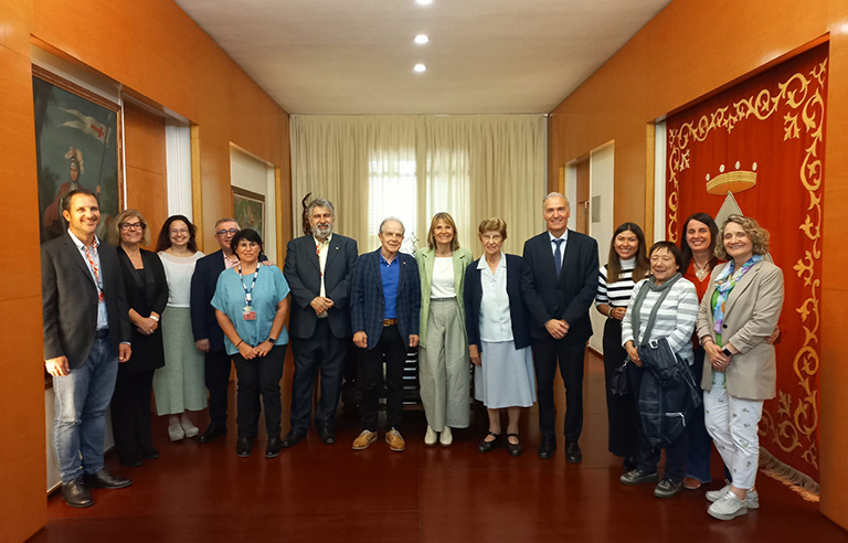 Foto de grup amb representants dels organismes signants del conveni