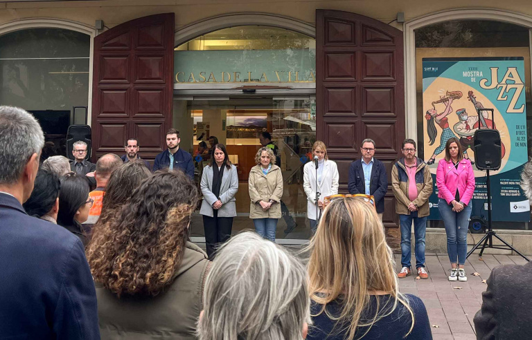 Minut de silenci a l'Ajuntament de Sant Boi per les víctimes de la Dana