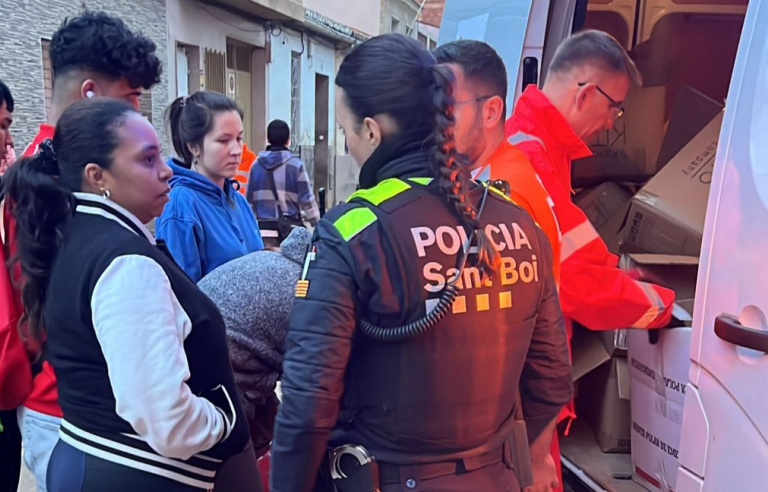 La Policia Local de Sant Boi ajuda víctimes de la dana sobre terreny