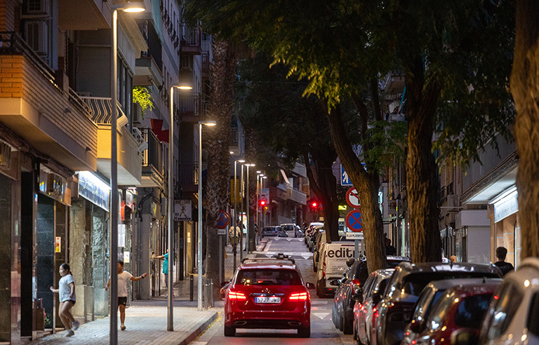 El carrer Antoni Gaudí a la nit, amb el nou enllumenat LED