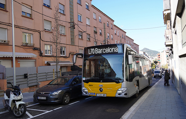 Un autobús passa pel carrer, fins fa poc tancat a la circulació