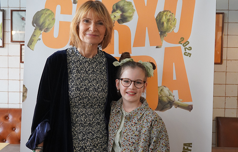 L'alcaldessa, Lluïsa Moret, i Valentina, la nena guanyadora de Masterchef Junior