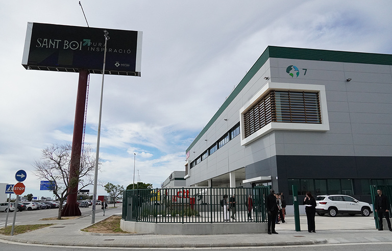 En primer terme, una de les naus del parc logístic Prologis