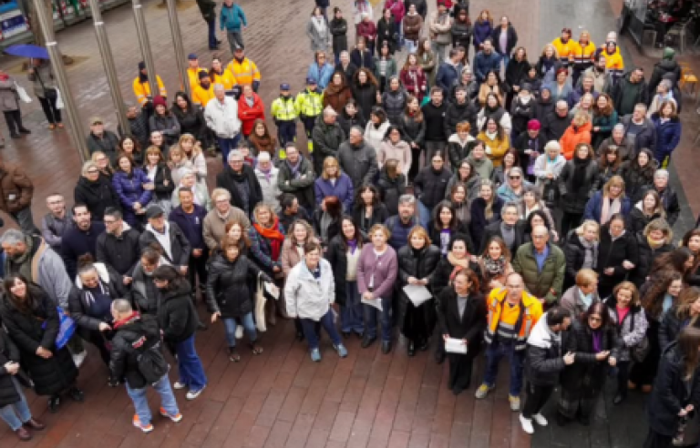 Persones en concentració acte lectura de manifest