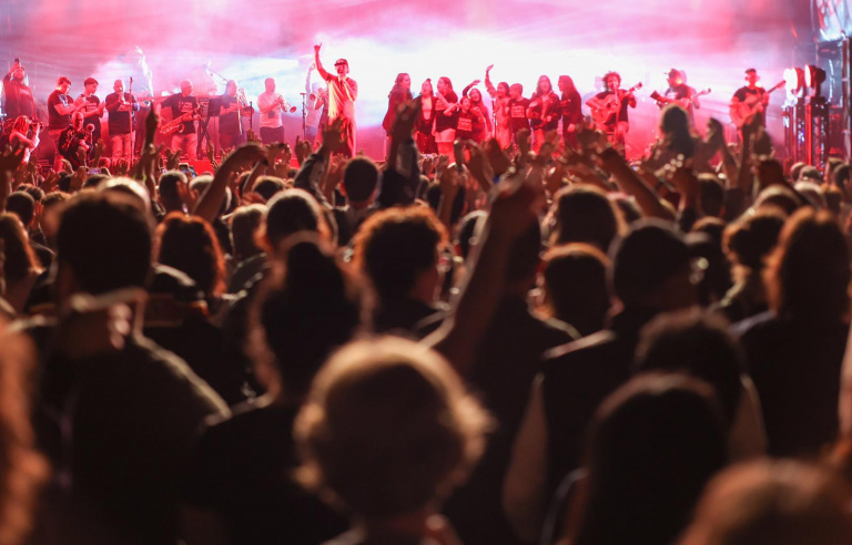 Macaco comparteix escenari amb veïns i veïnes de Camps Blancs