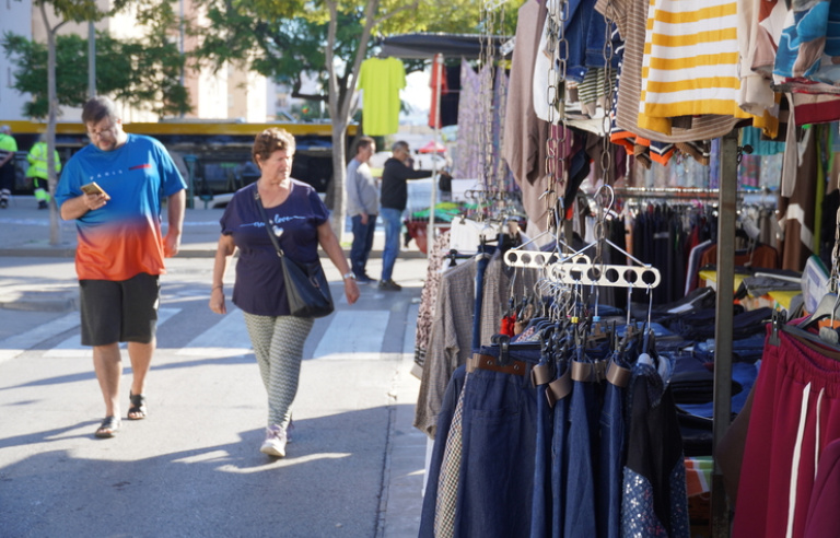 Imatge del mercat ambulant dels dimarts a Ciutat Cooperativa