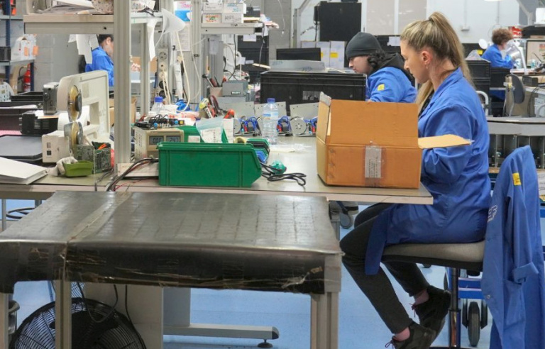 Persones treballant a una empresa de Sant Boi