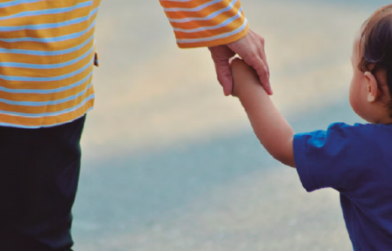 Infant agafat de la ma