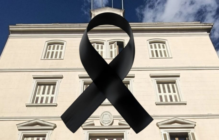 Façana de l'Ajuntament amb crespó negre