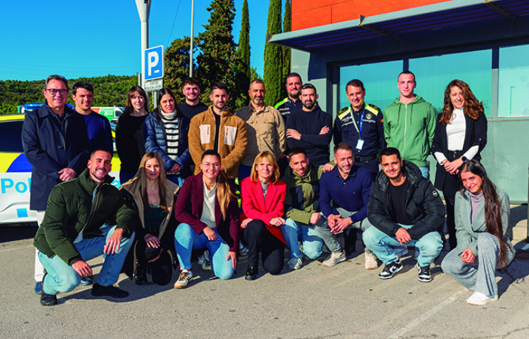 Foto de grup a l'exterior de la comissaria de la Policia Local