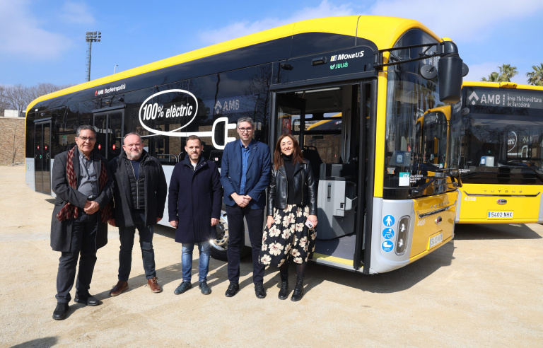 Les autoritats, posant davant un dels nous busos