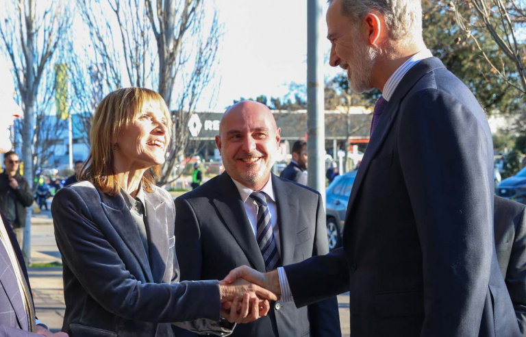 El Rei saluda Lluïsa Moret a l'exterior del poliesportiu Parellada