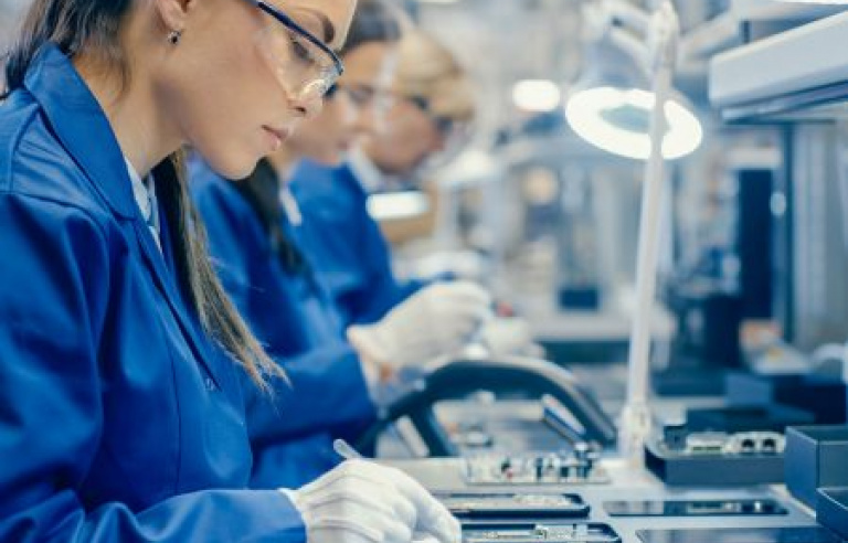 dona en sector tecnològic