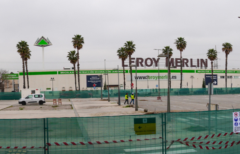 Tanca d'obres a l'aparcament del Centre Comercial, davant de la botiga de Leroy Merlin
