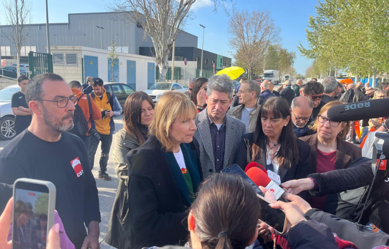 L'alcaldessa, amb els mitjans de comunicació a les portes de l'empresa