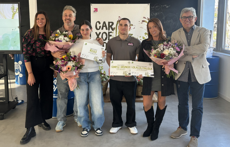 Foto de grup dels i les guanyadores amb la regidora de Comerç i el president de l'associació de comerciants