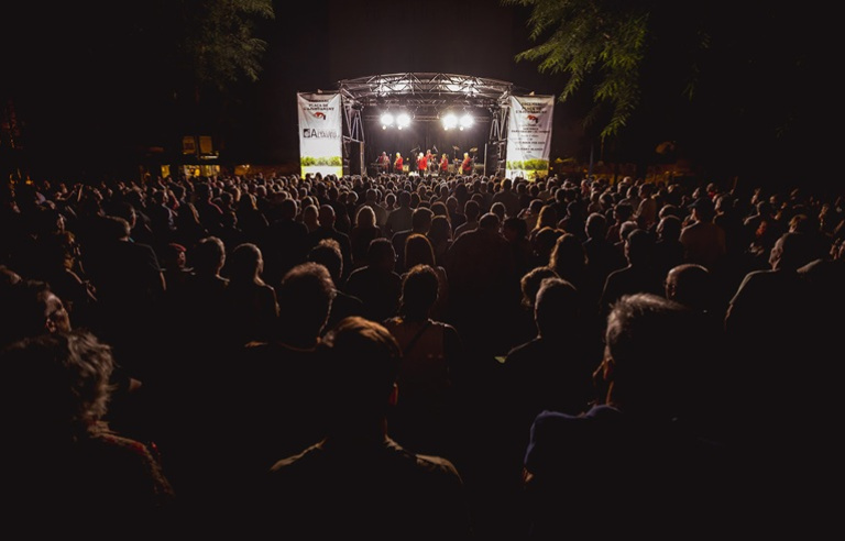 La Plaça de l'Ajuntament durant un dels concerts de l'Altaveu
